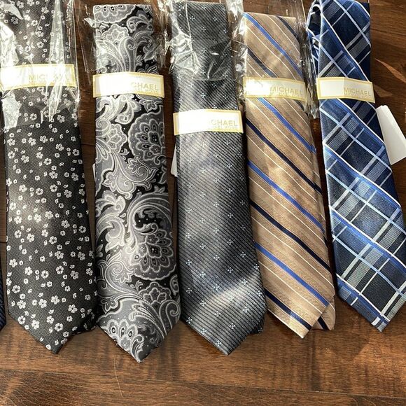 Lot Of 8 NEW Michael Kors Ties . Retails $556 - Picture 3 of 3